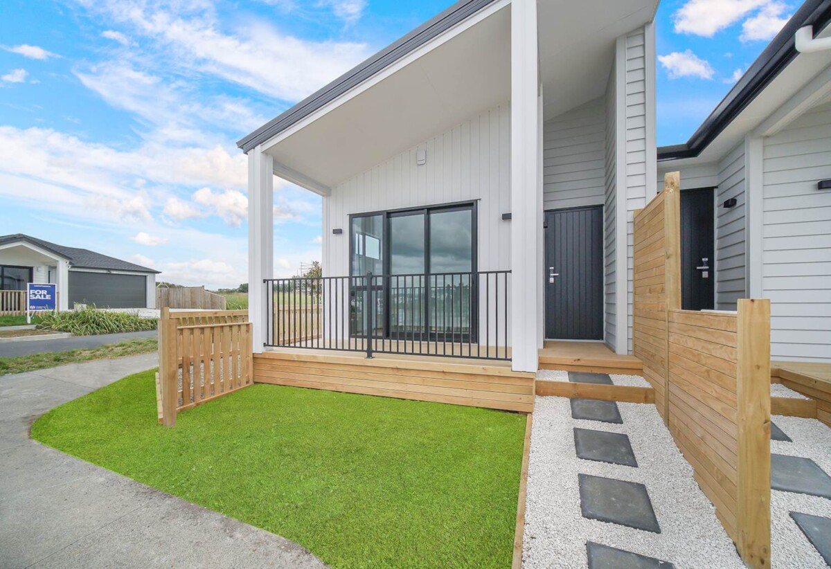 Brandnew 2 beds + study 1.5 baths home with 2 car parks, directly opposite a brand-new primary school, with the upcoming Auranga Shopping Mall and future train station under construction, 20 Ihi Place, Karaka, Auckland
