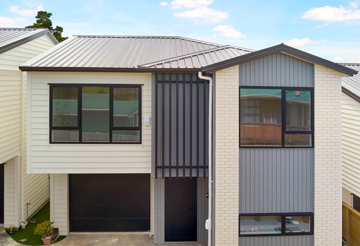 Brandnew standalone 4 beds 2.5 baths home with garage on 150m2 section, 0.4 km to Arahoe School, 1 km to Green Bay High School, 1.6 km to Blockhouse Bay Intermediate, 8D Mason Street, New Lynn, Auckland