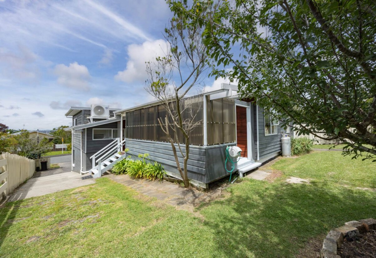 Vendor Overseas Bound, 4 beds 2.5 baths house with sleepout on 607m2 section, upstairs 3 beds 1.5 baths home, downstairs 1 bed 1 bath lounge, and standalone sleepout, 1.1 km to Kelston Intermediate, and Glendene School, 1.4 km to Kelston Boys’ High School, 1.7 km to Kelston Girls’ College, 20 Rosewarne Crescent, Glendene, Auckland