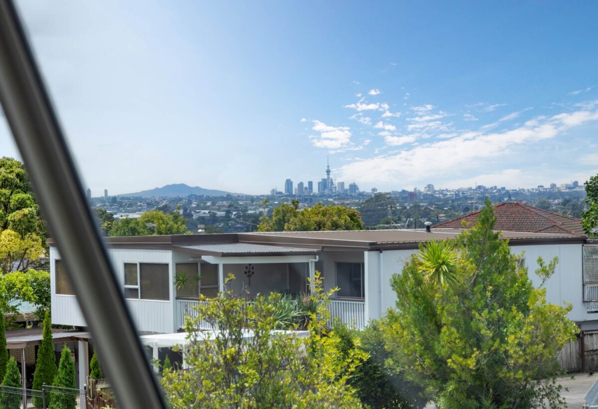 Vendor Overseas Bound, 4 beds 2.5 baths house with sleepout on 607m2 section, upstairs 3 beds 1.5 baths home, downstairs 1 bed 1 bath lounge, and standalone sleepout, 1.1 km to Kelston Intermediate, and Glendene School, 1.4 km to Kelston Boys’ High School, 1.7 km to Kelston Girls’ College, 20 Rosewarne Crescent, Glendene, Auckland