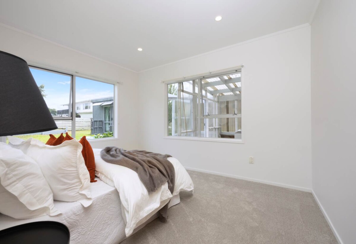 Vendor Overseas Bound, 4 beds 2.5 baths house with sleepout on 607m2 section, upstairs 3 beds 1.5 baths home, downstairs 1 bed 1 bath lounge, and standalone sleepout, 1.1 km to Kelston Intermediate, and Glendene School, 1.4 km to Kelston Boys’ High School, 1.7 km to Kelston Girls’ College, 20 Rosewarne Crescent, Glendene, Auckland