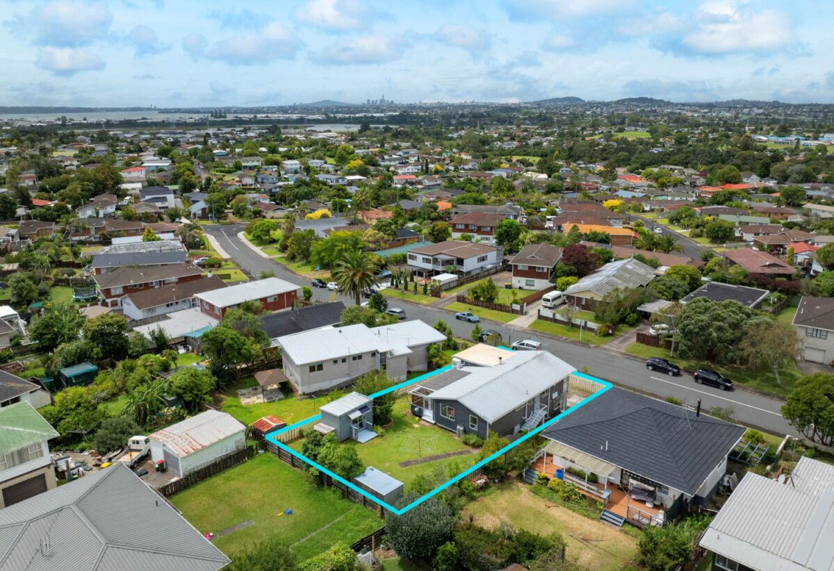 Vendor Overseas Bound, 4 beds 2.5 baths house with sleepout on 607m2 section, upstairs 3 beds 1.5 baths home, downstairs 1 bed 1 bath lounge, and standalone sleepout, 1.1 km to Kelston Intermediate, and Glendene School, 1.4 km to Kelston Boys’ High School, 1.7 km to Kelston Girls’ College, 20 Rosewarne Crescent, Glendene, Auckland