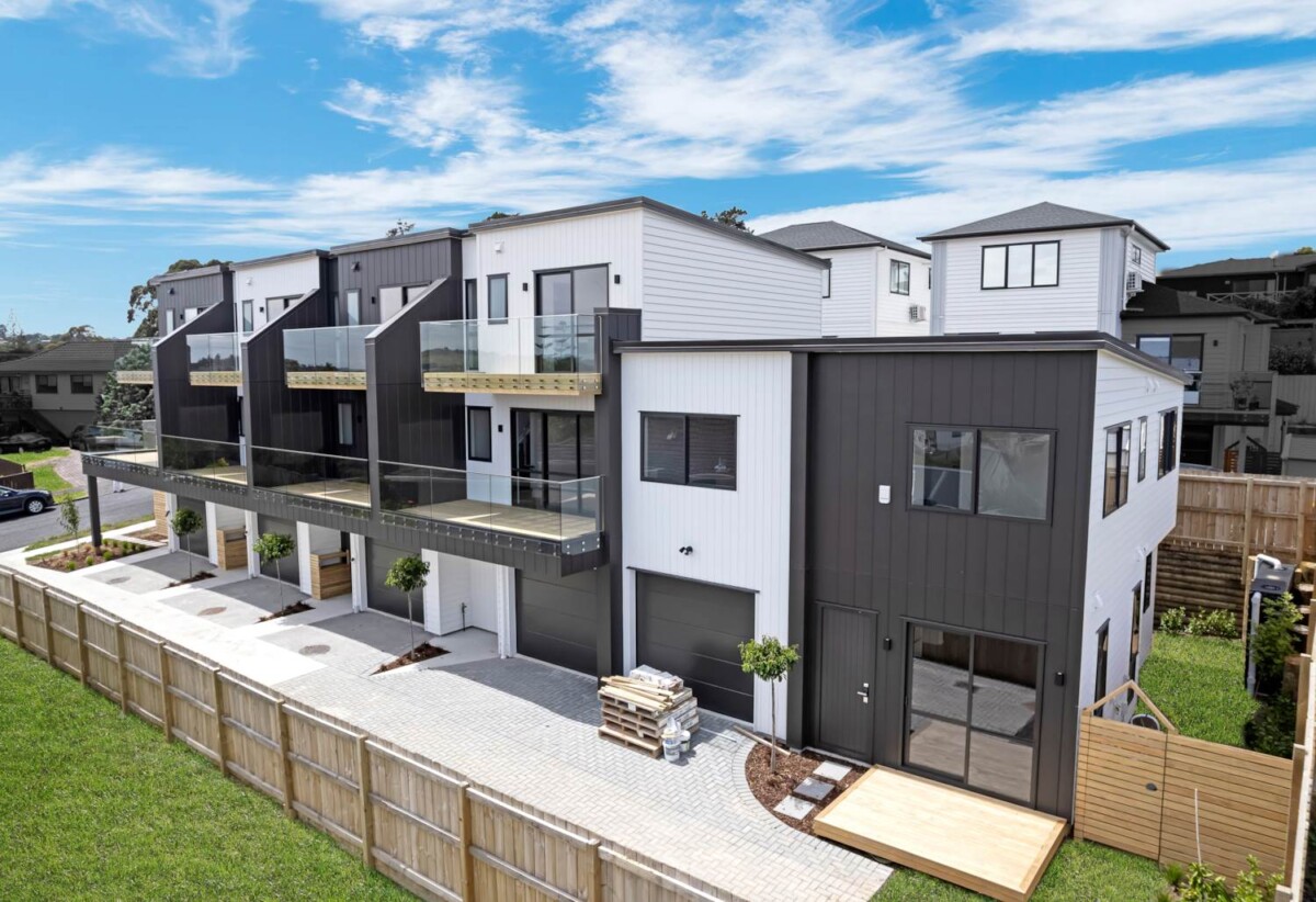 Brandnew 3 beds 3 baths home with garage, walks to schools and shopping centre, 0.8 km to Howick Primary School and Pakuranga College, 0.9 km to Howick Intermediate, 5A Glenshee Place, Highland Park, Auckland