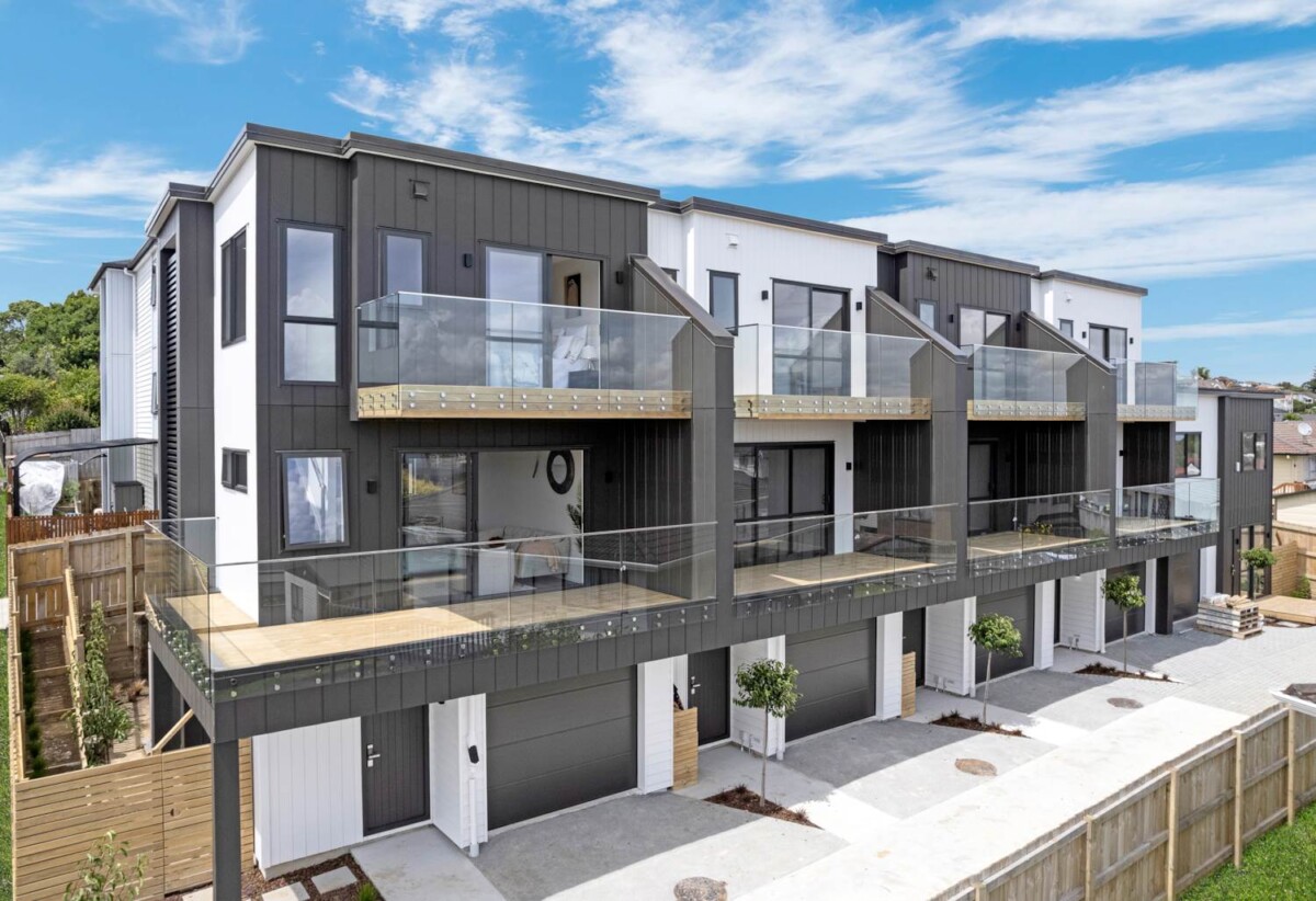 Brandnew 3 beds 3 baths home with garage, walks to schools and shopping centre, 0.8 km to Howick Primary School and Pakuranga College, 0.9 km to Howick Intermediate, 5A-5E Glenshee Place, Highland Park, Auckland