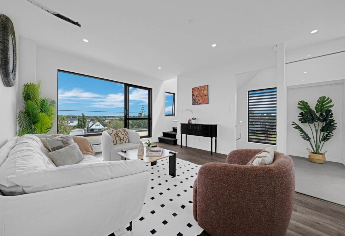 Brandnew 3 beds 3 baths home with garage, walks to schools and shopping centre, 0.8 km to Howick Primary School and Pakuranga College, 0.9 km to Howick Intermediate, 5C Glenshee Place, Highland Park, Auckland