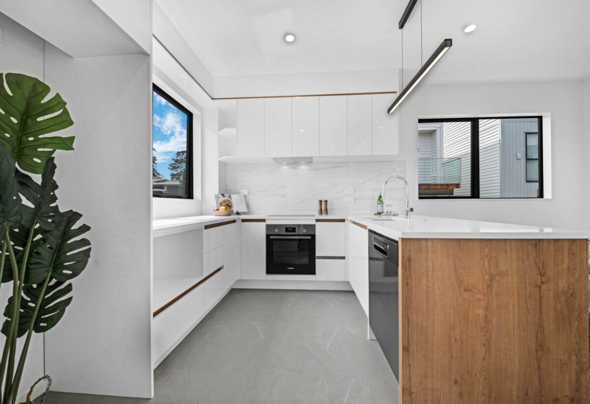 Brandnew 3 beds 2.5 baths home with garage and Extra Parking, Brandnew 3 beds 3 baths home with garage, walks to schools and shopping centre, 0.8 km to Howick Primary School and Pakuranga College, 0.9 km to Howick Intermediate, 5E Glenshee Place, Highland Park, Auckland