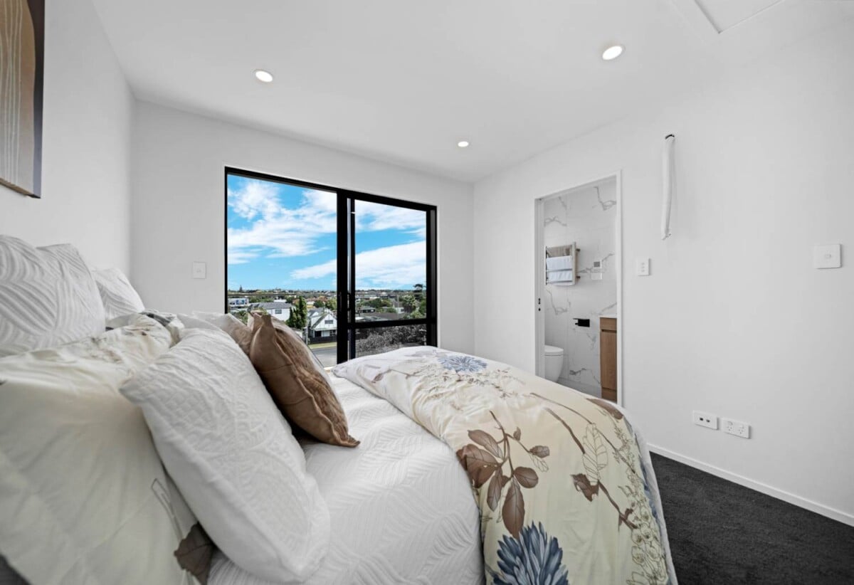 Brandnew 3 beds 3 baths home with garage, walks to schools and shopping centre, 0.8 km to Howick Primary School and Pakuranga College, 0.9 km to Howick Intermediate, 5A Glenshee Place, Highland Park, Auckland