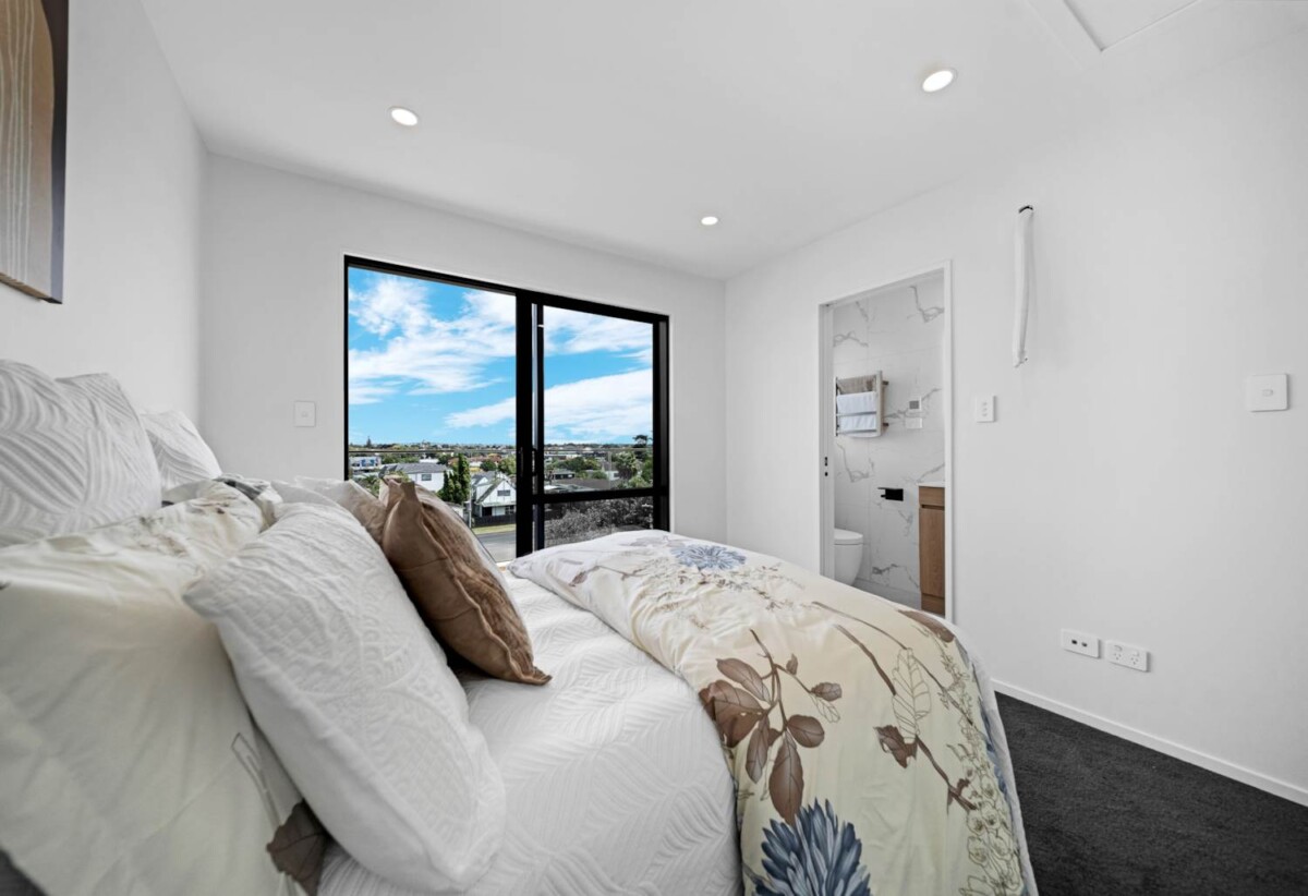 Brandnew 3 beds 2.5 baths home with garage and Extra Parking, Brandnew 3 beds 3 baths home with garage, walks to schools and shopping centre, 0.8 km to Howick Primary School and Pakuranga College, 0.9 km to Howick Intermediate, 5E Glenshee Place, Highland Park, Auckland
