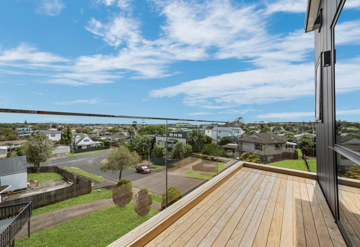 Brandnew 3 beds 3 baths home with garage, walks to schools and shopping centre, 0.8 km to Howick Primary School and Pakuranga College, 0.9 km to Howick Intermediate, 5A Glenshee Place, Highland Park, Auckland