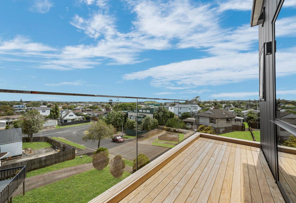 Brandnew 3 beds 3 baths home with garage, walks to schools and shopping centre, 0.8 km to Howick Primary School and Pakuranga College, 0.9 km to Howick Intermediate, 5A-5E Glenshee Place, Highland Park, Auckland