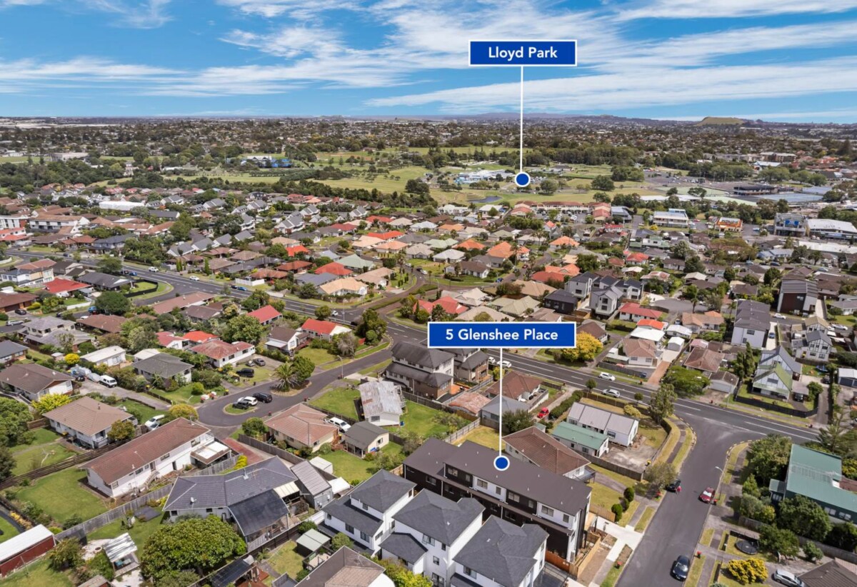 Brandnew 3 beds 3 baths home with garage, walks to schools and shopping centre, 0.8 km to Howick Primary School and Pakuranga College, 0.9 km to Howick Intermediate, 5A Glenshee Place, Highland Park, Auckland