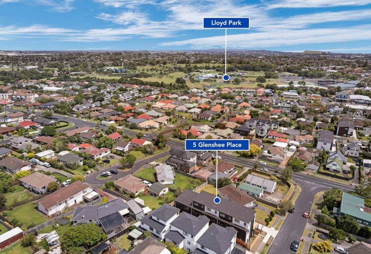 Brandnew 3 beds 3 baths home with garage, walks to schools and shopping centre, 0.8 km to Howick Primary School and Pakuranga College, 0.9 km to Howick Intermediate, 5A-5E Glenshee Place, Highland Park, Auckland