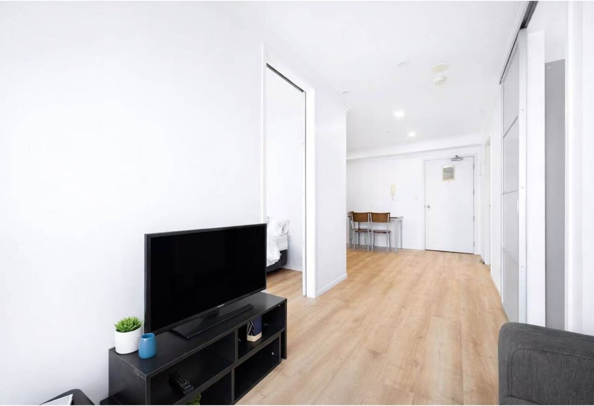 Double Grammar schools zone, move-in ready, 44m2 freehold 2 beds 1 bath apartment, Full furniture package is included, 1 km to Auckland Girls’ Grammar School, 1.4 km to Auckland Grammar, 808/96 Symonds Street, Grafton, Auckland