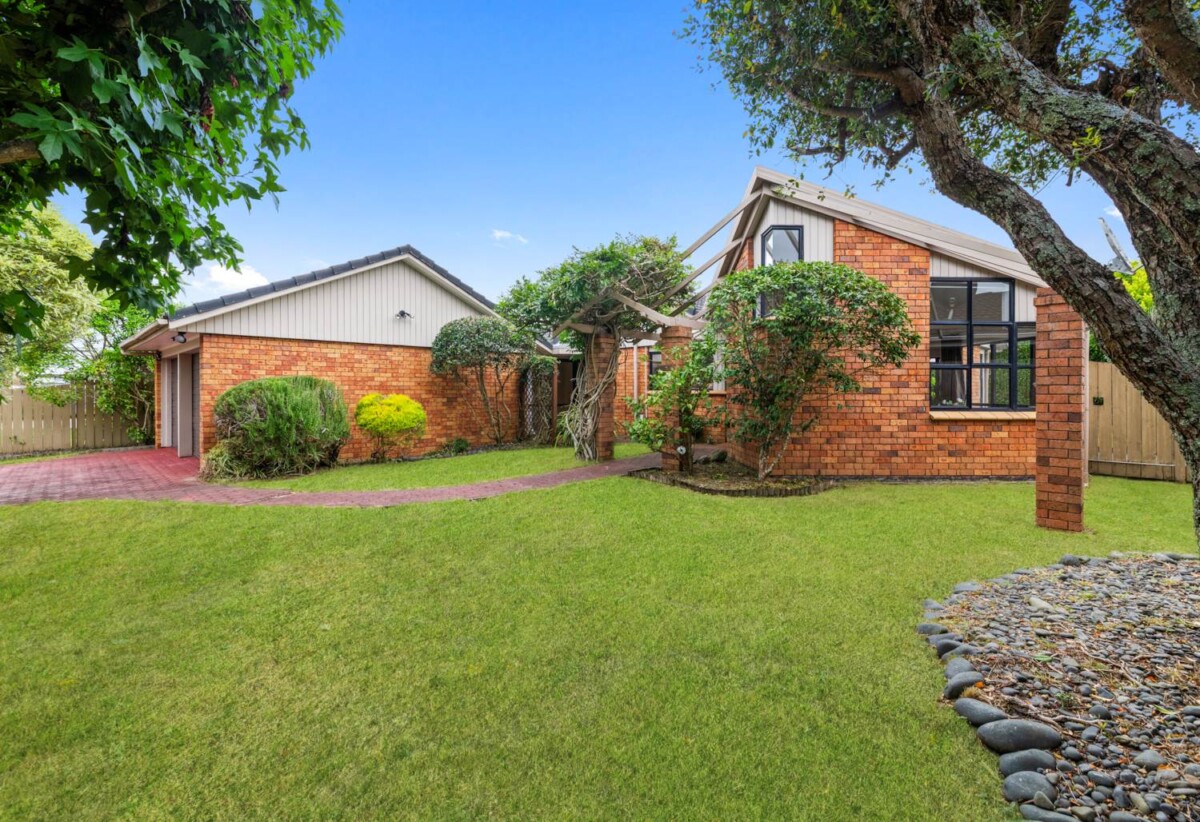 Macleans College zone, Brick and tile 4 beds 2 baths house with double garage on 617m2 section, 0.5 km to Pigeon Mountain School, 0.6 km to Bucklands Beach Intermediate, 0.9 km to Macleans College, 43 Sunderlands Road, Half Moon Bay, Auckland