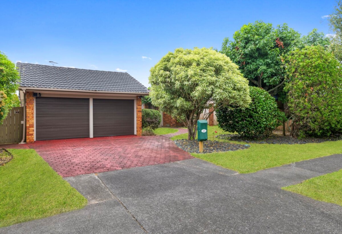 Macleans College zone, Brick and tile 4 beds 2 baths house with double garage on 617m2 section, 0.5 km to Pigeon Mountain School, 0.6 km to Bucklands Beach Intermediate, 0.9 km to Macleans College, 43 Sunderlands Road, Half Moon Bay, Auckland
