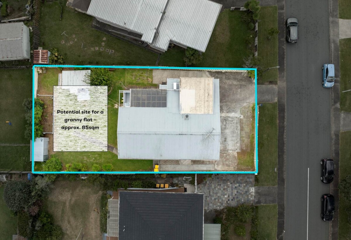 Vendor Overseas Bound, 4 beds 2.5 baths house with sleepout on 607m2 section, upstairs 3 beds 1.5 baths home, downstairs 1 bed 1 bath lounge, and standalone sleepout, 1.1 km to Kelston Intermediate, and Glendene School, 1.4 km to Kelston Boys’ High School, 1.7 km to Kelston Girls’ College, 20 Rosewarne Crescent, Glendene, Auckland