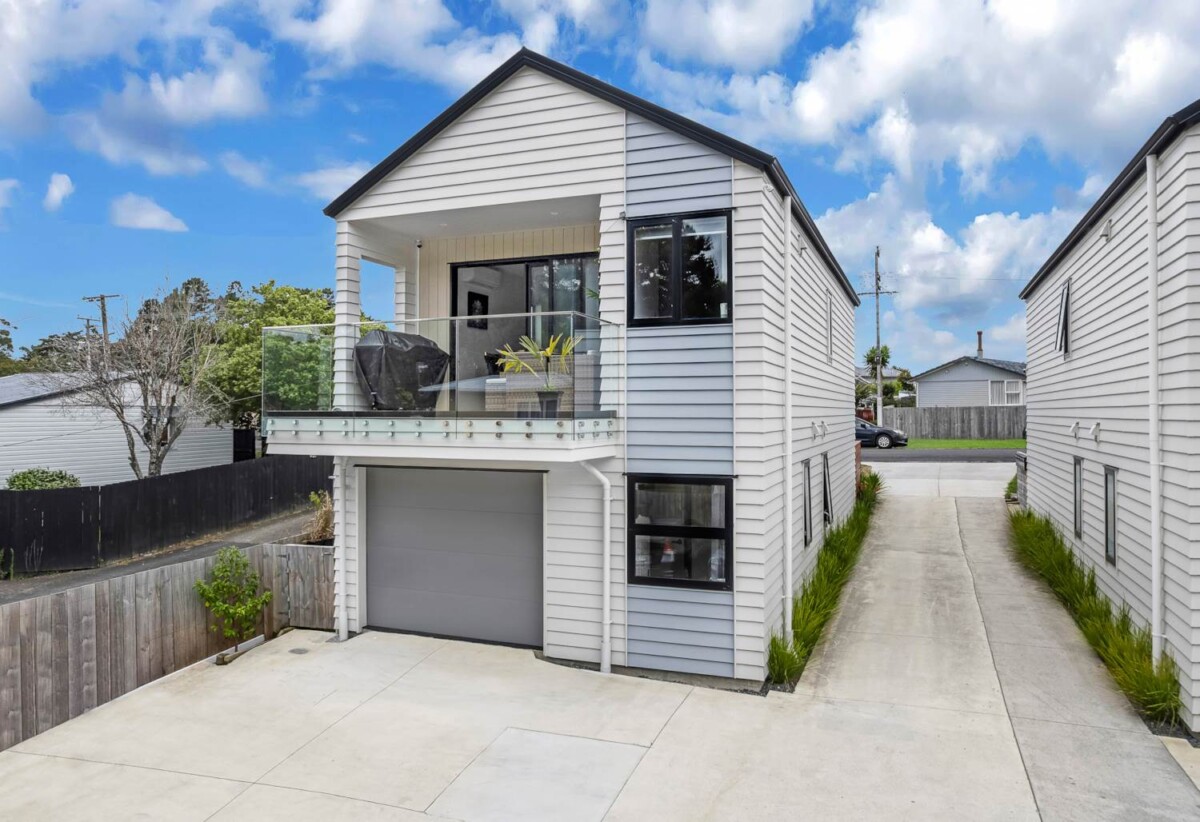 Standalone 3 beds + study room 2.5 baths home with garage on 112m2 section, Close to schools, shopping centers, local parks, motorway access, 0.7 km to Don Buck School, 2 km to Massey High School, 2/42 Woodside Road, Massey, Auckland