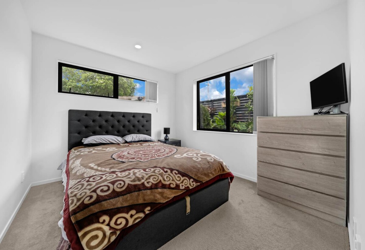 Standalone 3 beds + study room 2.5 baths home with garage on 112m2 section, Close to schools, shopping centers, local parks, motorway access, 0.7 km to Don Buck School, 2 km to Massey High School, 2/42 Woodside Road, Massey, Auckland