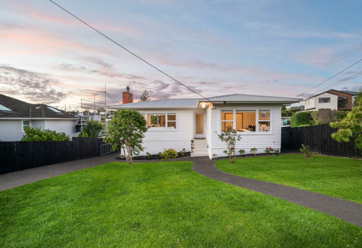 Double Westlake school zone, refurbished 4 beds 1 bath house with double garage on 483m2 section, close to Wairau Park, Sunnynook and Milford shops, schools, beach, motorway access, 0.8 km to Forrest Hill School, 0.9 km to Wairau Intermediate School, 1.2 km to Westlake Boys’ High School, 1.8 km to Westlake Girls’ High School, 5 Havelock Avenue, Forrest Hill, Auckland