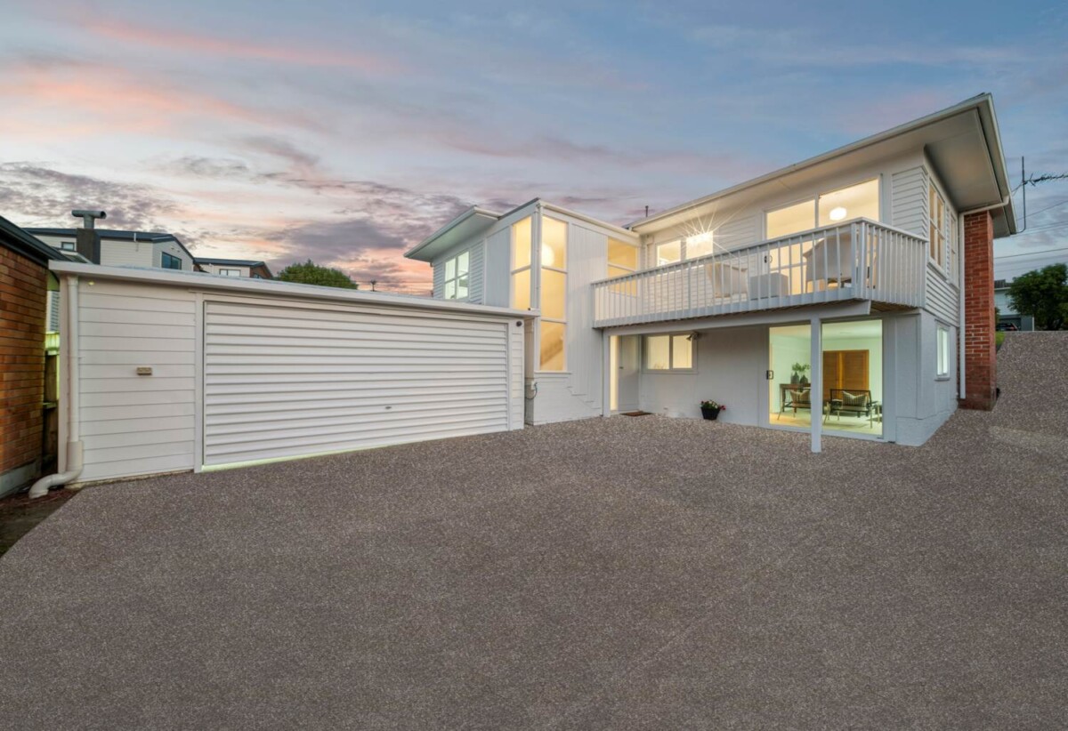 Double Westlake school zone, refurbished 4 beds 1 bath house with double garage on 483m2 section, close to Wairau Park, Sunnynook and Milford shops, schools, beach, motorway access, 0.8 km to Forrest Hill School, 0.9 km to Wairau Intermediate School, 1.2 km to Westlake Boys’ High School, 1.8 km to Westlake Girls’ High School, 5 Havelock Avenue, Forrest Hill, Auckland