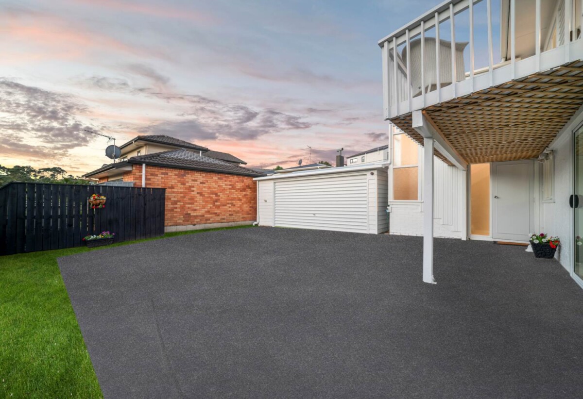 Double Westlake school zone, refurbished 4 beds 1 bath house with double garage on 483m2 section, close to Wairau Park, Sunnynook and Milford shops, schools, beach, motorway access, 0.8 km to Forrest Hill School, 0.9 km to Wairau Intermediate School, 1.2 km to Westlake Boys’ High School, 1.8 km to Westlake Girls’ High School, 5 Havelock Avenue, Forrest Hill, Auckland