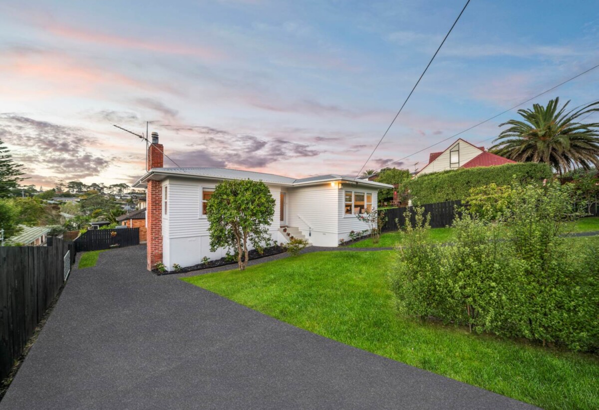 Double Westlake school zone, refurbished 4 beds 1 bath house with double garage on 483m2 section, close to Wairau Park, Sunnynook and Milford shops, schools, beach, motorway access, 0.8 km to Forrest Hill School, 0.9 km to Wairau Intermediate School, 1.2 km to Westlake Boys’ High School, 1.8 km to Westlake Girls’ High School, 5 Havelock Avenue, Forrest Hill, Auckland