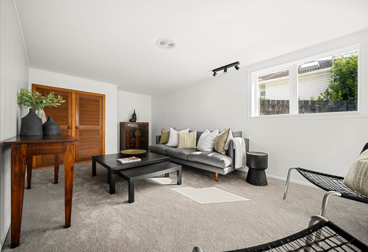 Double Westlake school zone, refurbished 4 beds 1 bath house with double garage on 483m2 section, close to Wairau Park, Sunnynook and Milford shops, schools, beach, motorway access, 0.8 km to Forrest Hill School, 0.9 km to Wairau Intermediate School, 1.2 km to Westlake Boys’ High School, 1.8 km to Westlake Girls’ High School, 5 Havelock Avenue, Forrest Hill, Auckland