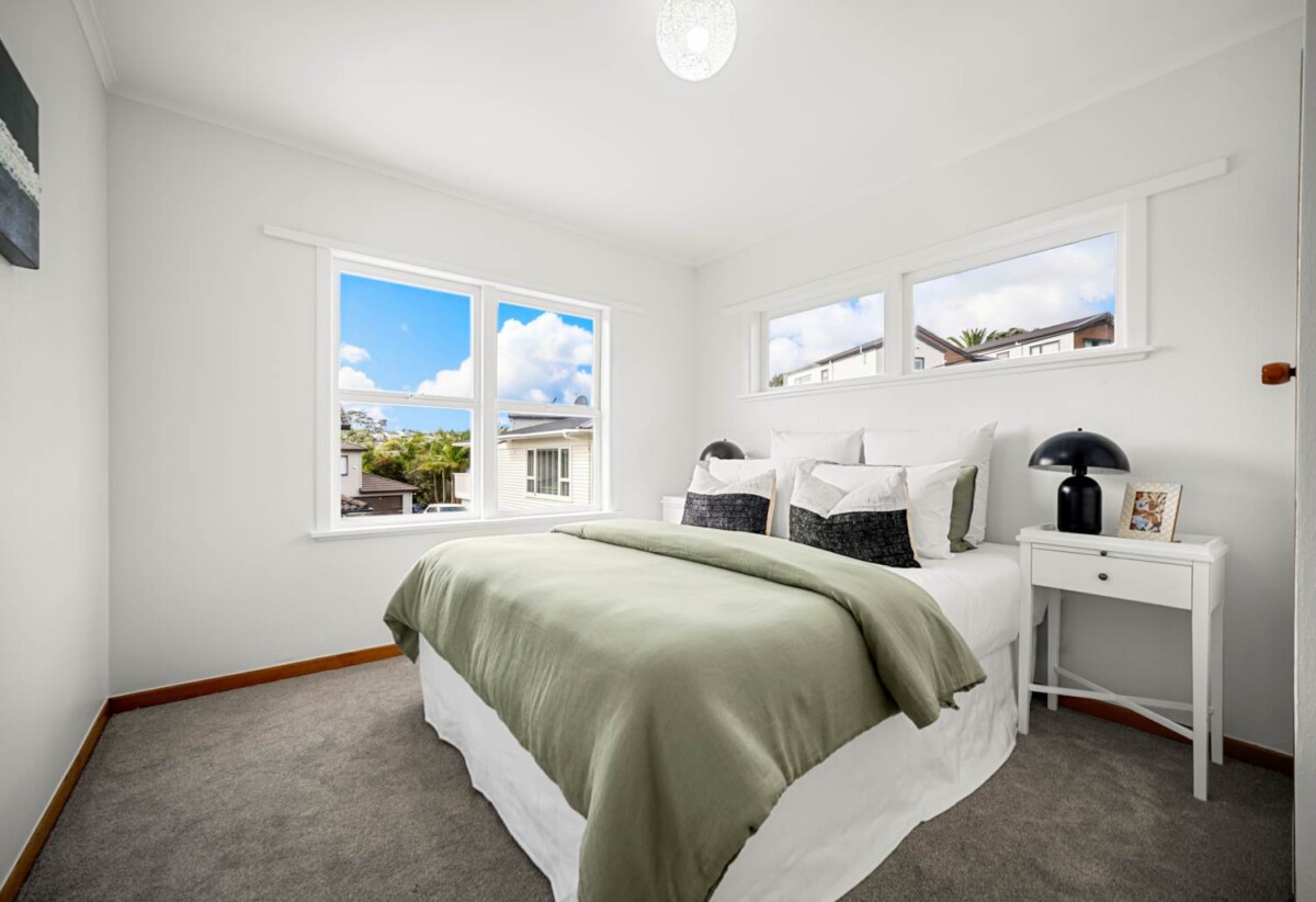 Double Westlake school zone, refurbished 4 beds 1 bath house with double garage on 483m2 section, close to Wairau Park, Sunnynook and Milford shops, schools, beach, motorway access, 0.8 km to Forrest Hill School, 0.9 km to Wairau Intermediate School, 1.2 km to Westlake Boys’ High School, 1.8 km to Westlake Girls’ High School, 5 Havelock Avenue, Forrest Hill, Auckland