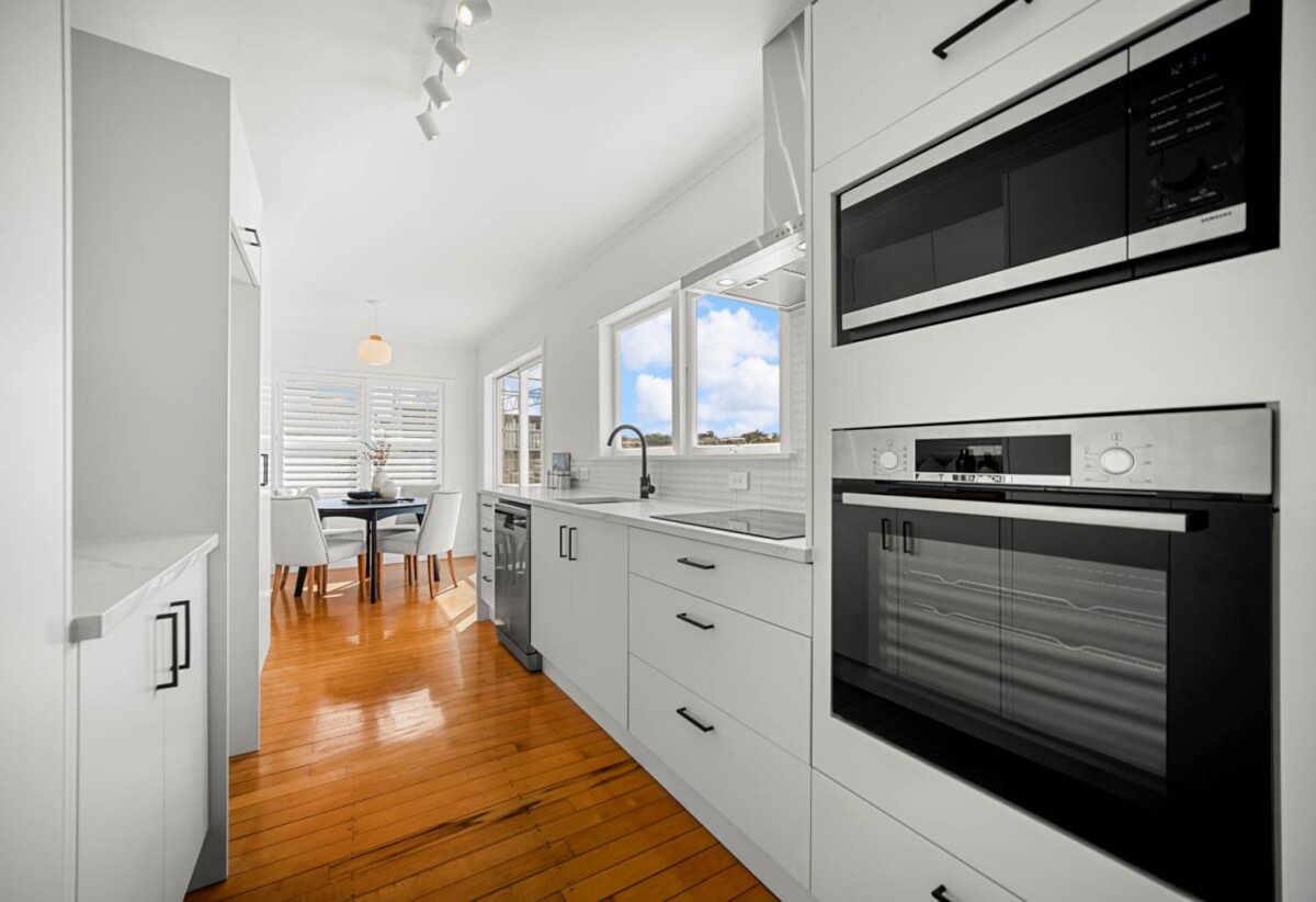 Double Westlake school zone, refurbished 4 beds 1 bath house with double garage on 483m2 section, close to Wairau Park, Sunnynook and Milford shops, schools, beach, motorway access, 0.8 km to Forrest Hill School, 0.9 km to Wairau Intermediate School, 1.2 km to Westlake Boys’ High School, 1.8 km to Westlake Girls’ High School, 5 Havelock Avenue, Forrest Hill, Auckland