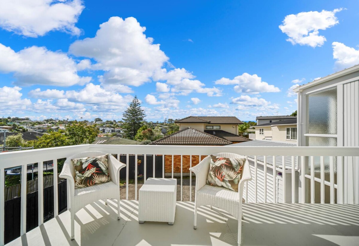 Double Westlake school zone, refurbished 4 beds 1 bath house with double garage on 483m2 section, close to Wairau Park, Sunnynook and Milford shops, schools, beach, motorway access, 0.8 km to Forrest Hill School, 0.9 km to Wairau Intermediate School, 1.2 km to Westlake Boys’ High School, 1.8 km to Westlake Girls’ High School, 5 Havelock Avenue, Forrest Hill, Auckland