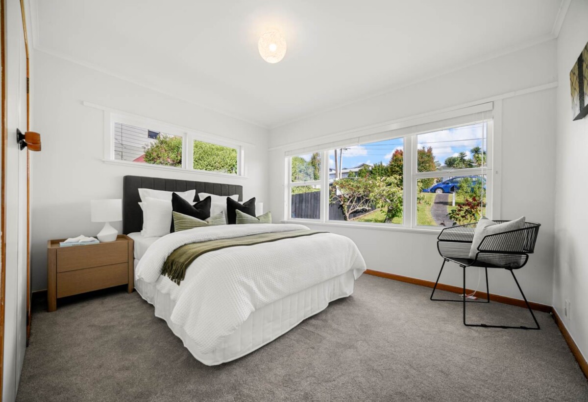 Double Westlake school zone, refurbished 4 beds 1 bath house with double garage on 483m2 section, close to Wairau Park, Sunnynook and Milford shops, schools, beach, motorway access, 0.8 km to Forrest Hill School, 0.9 km to Wairau Intermediate School, 1.2 km to Westlake Boys’ High School, 1.8 km to Westlake Girls’ High School, 5 Havelock Avenue, Forrest Hill, Auckland