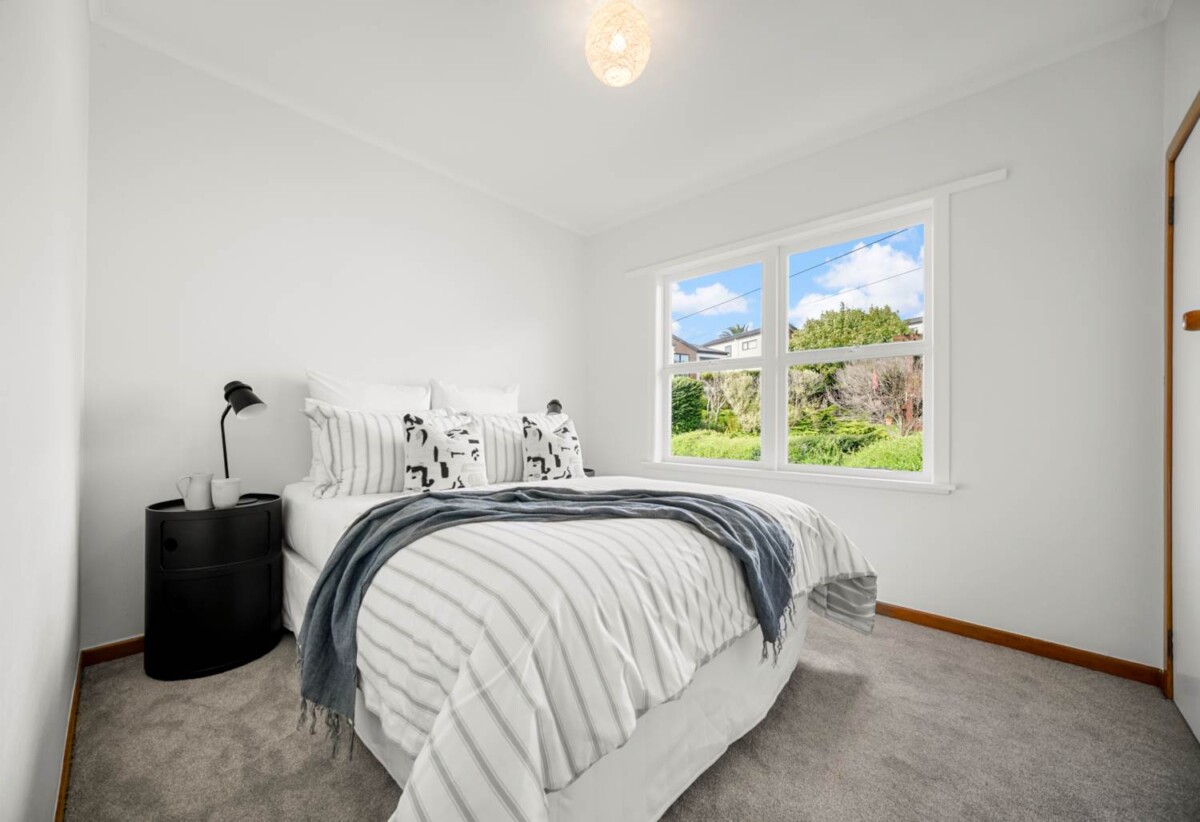 Double Westlake school zone, refurbished 4 beds 1 bath house with double garage on 483m2 section, close to Wairau Park, Sunnynook and Milford shops, schools, beach, motorway access, 0.8 km to Forrest Hill School, 0.9 km to Wairau Intermediate School, 1.2 km to Westlake Boys’ High School, 1.8 km to Westlake Girls’ High School, 5 Havelock Avenue, Forrest Hill, Auckland