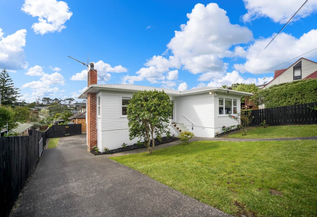 Double Westlake school zone, refurbished 4 beds 1 bath house with double garage on 483m2 section, close to Wairau Park, Sunnynook and Milford shops, schools, beach, motorway access, 0.8 km to Forrest Hill School, 0.9 km to Wairau Intermediate School, 1.2 km to Westlake Boys’ High School, 1.8 km to Westlake Girls’ High School, 5 Havelock Avenue, Forrest Hill, Auckland
