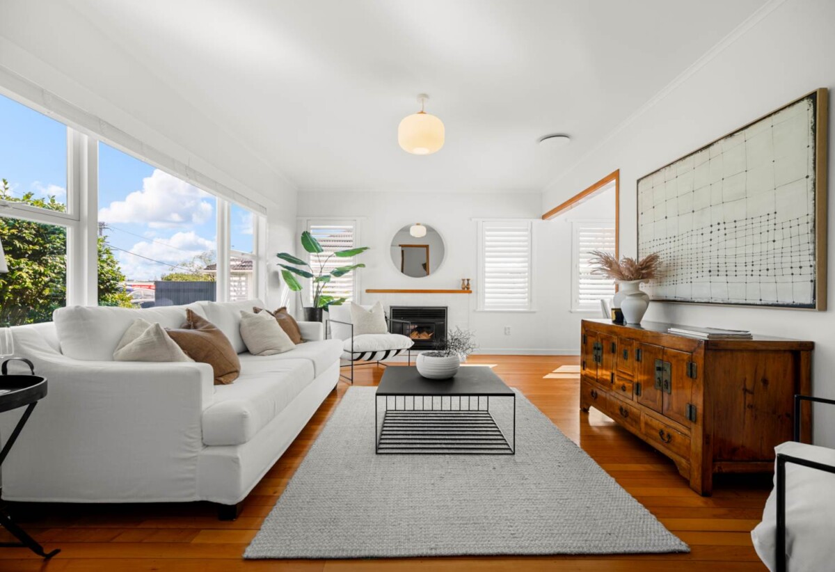 Double Westlake school zone, refurbished 4 beds 1 bath house with double garage on 483m2 section, close to Wairau Park, Sunnynook and Milford shops, schools, beach, motorway access, 0.8 km to Forrest Hill School, 0.9 km to Wairau Intermediate School, 1.2 km to Westlake Boys’ High School, 1.8 km to Westlake Girls’ High School, 5 Havelock Avenue, Forrest Hill, Auckland