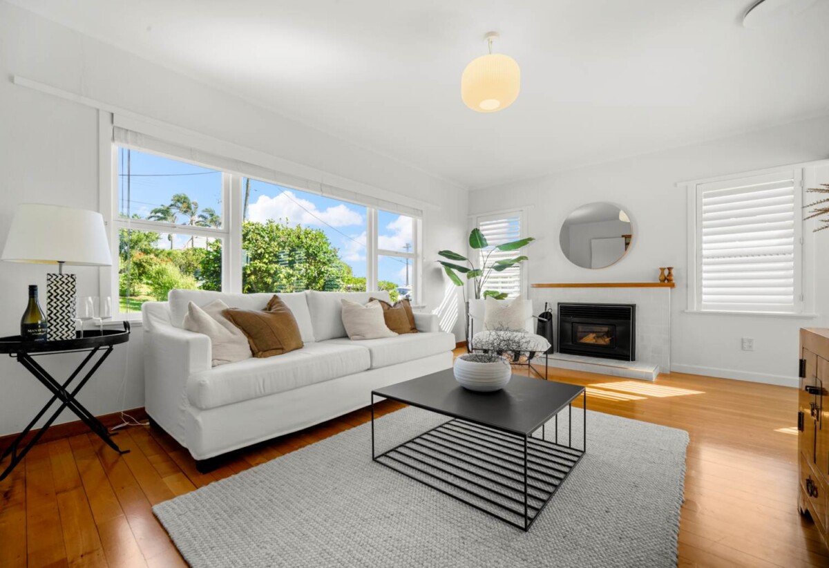 Double Westlake school zone, refurbished 4 beds 1 bath house with double garage on 483m2 section, close to Wairau Park, Sunnynook and Milford shops, schools, beach, motorway access, 0.8 km to Forrest Hill School, 0.9 km to Wairau Intermediate School, 1.2 km to Westlake Boys’ High School, 1.8 km to Westlake Girls’ High School, 5 Havelock Avenue, Forrest Hill, Auckland