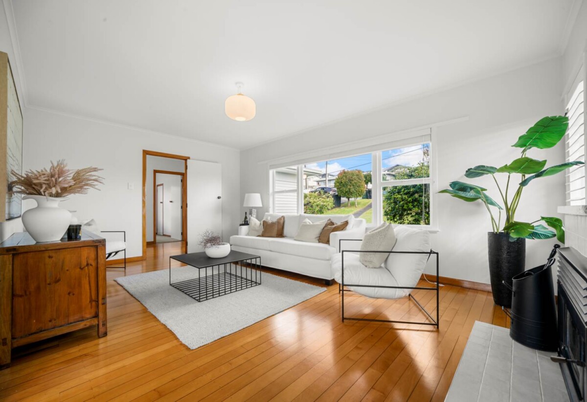 Double Westlake school zone, refurbished 4 beds 1 bath house with double garage on 483m2 section, close to Wairau Park, Sunnynook and Milford shops, schools, beach, motorway access, 0.8 km to Forrest Hill School, 0.9 km to Wairau Intermediate School, 1.2 km to Westlake Boys’ High School, 1.8 km to Westlake Girls’ High School, 5 Havelock Avenue, Forrest Hill, Auckland