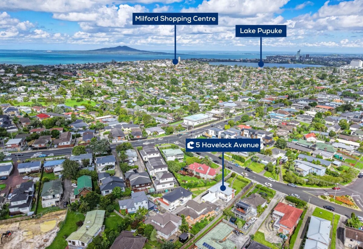 Double Westlake school zone, refurbished 4 beds 1 bath house with double garage on 483m2 section, close to Wairau Park, Sunnynook and Milford shops, schools, beach, motorway access, 0.8 km to Forrest Hill School, 0.9 km to Wairau Intermediate School, 1.2 km to Westlake Boys’ High School, 1.8 km to Westlake Girls’ High School, 5 Havelock Avenue, Forrest Hill, Auckland