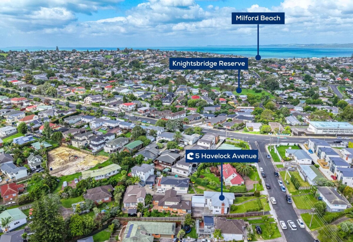 Double Westlake school zone, refurbished 4 beds 1 bath house with double garage on 483m2 section, close to Wairau Park, Sunnynook and Milford shops, schools, beach, motorway access, 0.8 km to Forrest Hill School, 0.9 km to Wairau Intermediate School, 1.2 km to Westlake Boys’ High School, 1.8 km to Westlake Girls’ High School, 5 Havelock Avenue, Forrest Hill, Auckland