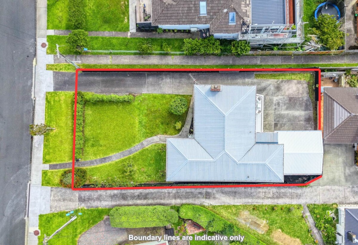 Double Westlake school zone, refurbished 4 beds 1 bath house with double garage on 483m2 section, close to Wairau Park, Sunnynook and Milford shops, schools, beach, motorway access, 0.8 km to Forrest Hill School, 0.9 km to Wairau Intermediate School, 1.2 km to Westlake Boys’ High School, 1.8 km to Westlake Girls’ High School, 5 Havelock Avenue, Forrest Hill, Auckland