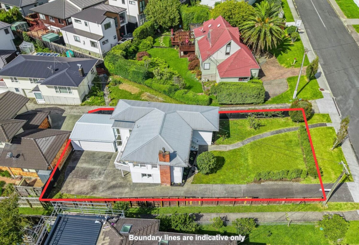 Double Westlake school zone, refurbished 4 beds 1 bath house with double garage on 483m2 section, close to Wairau Park, Sunnynook and Milford shops, schools, beach, motorway access, 0.8 km to Forrest Hill School, 0.9 km to Wairau Intermediate School, 1.2 km to Westlake Boys’ High School, 1.8 km to Westlake Girls’ High School, 5 Havelock Avenue, Forrest Hill, Auckland