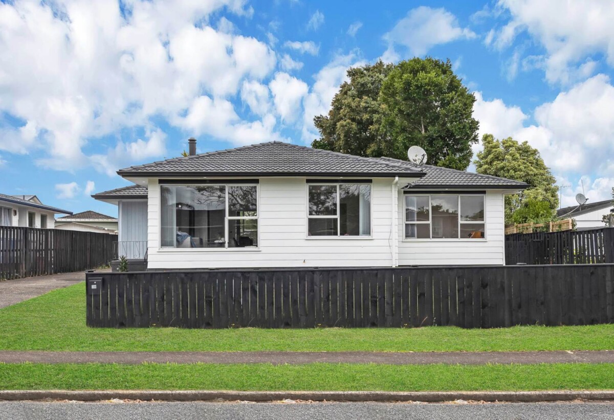 Renovated 4 beds 2 baths house with garage on 600m2 section, 0.7 km to Elm Park School, 1.8 km to Pakuranga College, 1.9 km to Farm Cove Intermediate, 38 Hope Farm Avenue, Pakuranga Heights, Auckland
