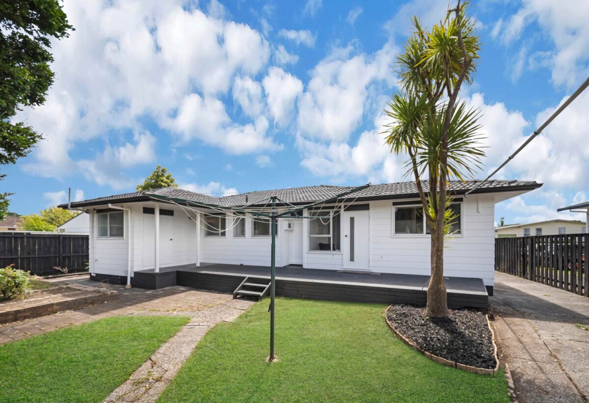 Renovated 4 beds 2 baths house with garage on 600m2 section, 0.7 km to Elm Park School, 1.8 km to Pakuranga College, 1.9 km to Farm Cove Intermediate, 38 Hope Farm Avenue, Pakuranga Heights, Auckland