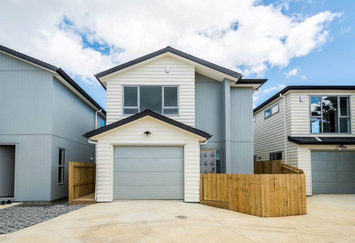 For rent, 4 beds 3 baths house with garage, available 5th March, 29B Corsair Crescent, Mangere, Auckland