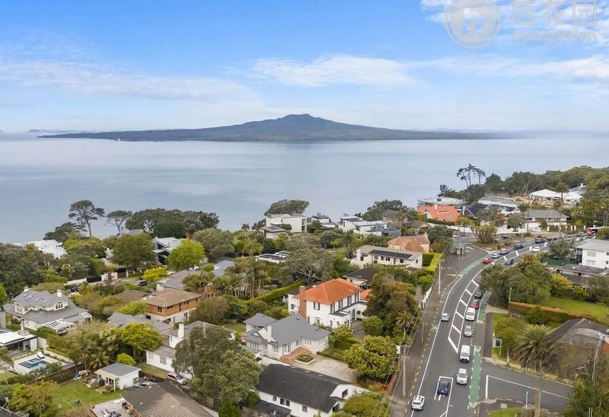3 beds 2 baths house with garage on 779m2 section, Mixed Housing Urban Zone, 0.5 km to Takapuna Grammar School, 0.8 km to Belmont Intermediate, 1.1 km to Hauraki School, 232 Lake Road, Hauraki, Auckland