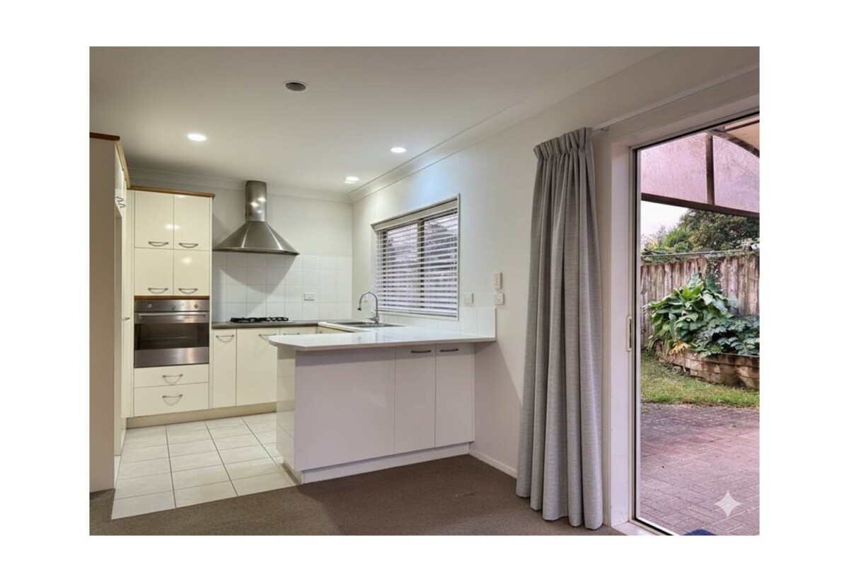 Botany Downs Secondary College zone, Brick and tile 4 beds house with double garage on 520m2 section, 0.7 km to Botany Downs Secondary College, 10 Nephin Place, East Tamaki Heights, Auckland