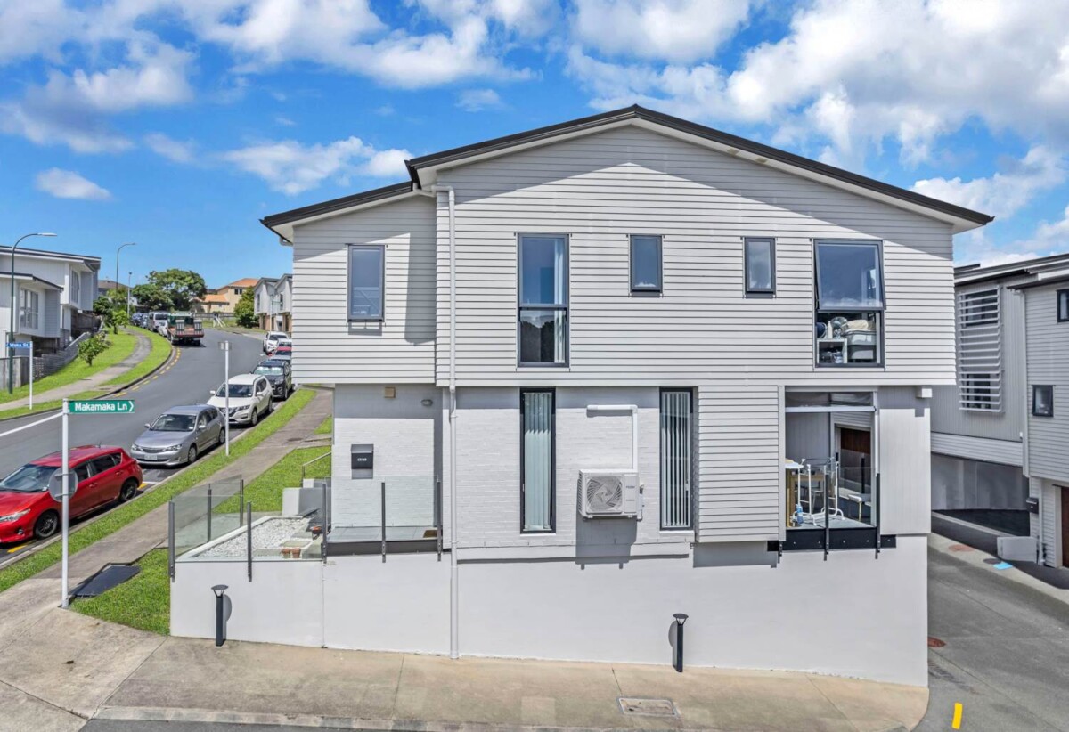 3 beds 2.5 baths home with garage for 2 cars, close to schools, Albany Mall, motorway access, 1.5 km to Albany Senior High School, 2.3 km to Albany School, 3.6 km to Albany Junior High School, 17/10 Silver Moon Road, Albany Heights, Auckland