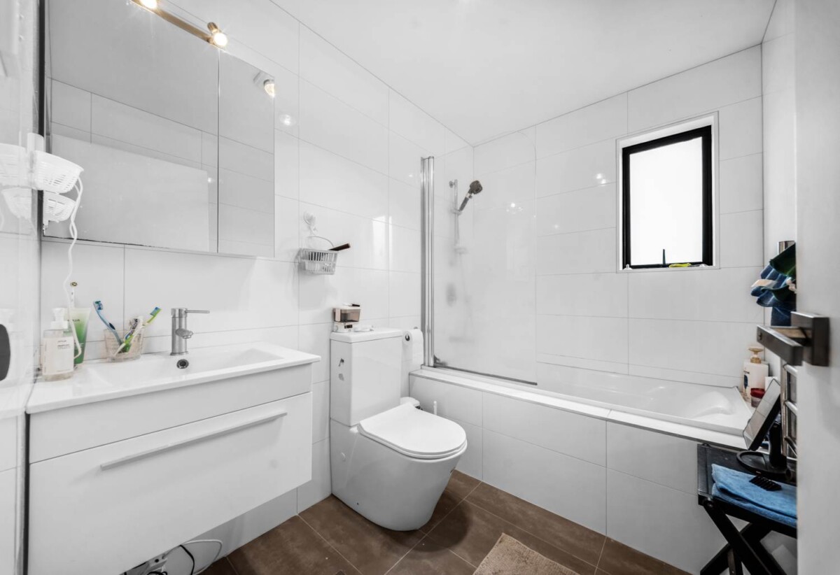 3 beds 2.5 baths home with garage for 2 cars, close to schools, Albany Mall, motorway access, 1.5 km to Albany Senior High School, 2.3 km to Albany School, 3.6 km to Albany Junior High School, 17/10 Silver Moon Road, Albany Heights, Auckland