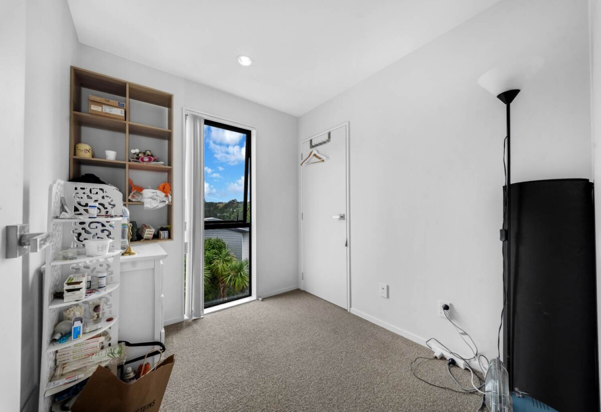 3 beds 2.5 baths home with garage for 2 cars, close to schools, Albany Mall, motorway access, 1.5 km to Albany Senior High School, 2.3 km to Albany School, 3.6 km to Albany Junior High School, 17/10 Silver Moon Road, Albany Heights, Auckland