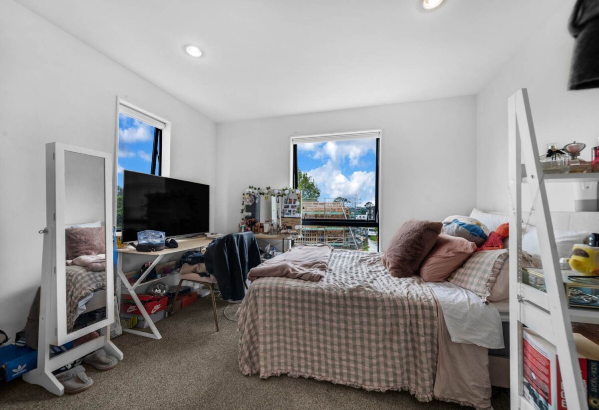 3 beds 2.5 baths home with garage for 2 cars, close to schools, Albany Mall, motorway access, 1.5 km to Albany Senior High School, 2.3 km to Albany School, 3.6 km to Albany Junior High School, 17/10 Silver Moon Road, Albany Heights, Auckland