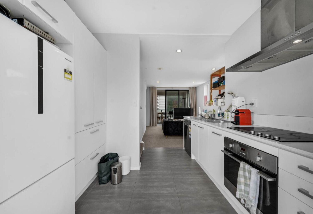 3 beds 2.5 baths home with garage for 2 cars, close to schools, Albany Mall, motorway access, 1.5 km to Albany Senior High School, 2.3 km to Albany School, 3.6 km to Albany Junior High School, 17/10 Silver Moon Road, Albany Heights, Auckland
